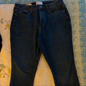 Comfy high rise skinny jeans. Never worn